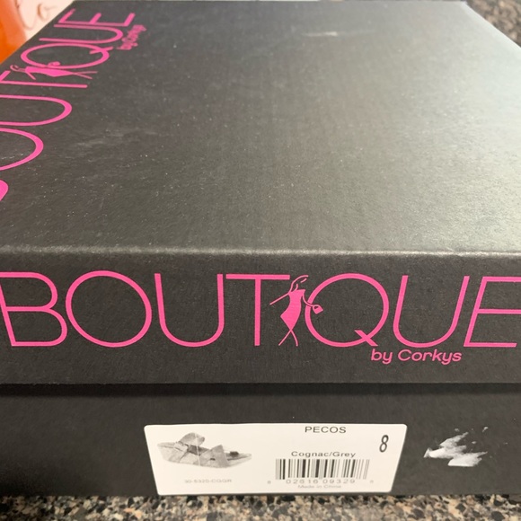 Shoes/ Wedges - Picture 2 of 3